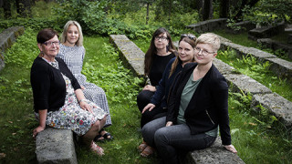 Ritatutkimusryhmä: Marjo Kuronen (vas.), Elli Jutila, Ulla Salovaara, Teija Karttunen ja Miisa Törölä. Kuvaaja Petteri Kivimäki.