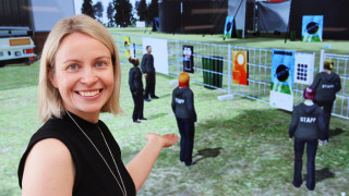 Professori Raija Hämäläinen tutkii teknologisen kehityksen tuomaa työelämän muutosta. Kuvaaja: Martti Minkkinen.