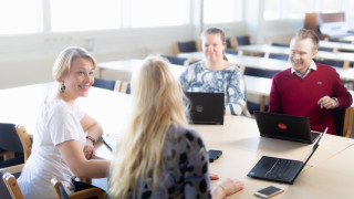 Tiimityön johtaminen ja ryhmädynamiikka tutustuttaa ryhmä ja tiimityön mahdollistamiseen ja toteuttamiseen tutkittuun tietoon pohjautuen.