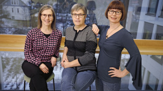 Sanna Uotinen, Leena Valkonen ja Heli Tyrväinen ovat verkkoopetuksen konkareita ja tutkijoita. Katso videolta heidän keskustelunsa verkossa toimimisesta.