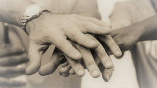 Inhimillinen auttamistyö ja rakenteellinen sosiaalityö liittyvät yhteen. Kehittämisen taustalle tarvitaan oikeaa tietoa.