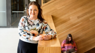 ”Aikuiskasvatuksen opinnoissa tutkimustietoa peilataan omiin havaintoihin ja kokemuksiin, käytäntöön ja kehittymiseen”, Auli Talamo kertoo.