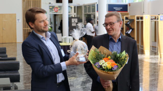 Vuoden 2022 talousennustajapalkinnon ottivat vastaan Suomen Pankista Mikko Sariola (vas.) ja Hannu Viertola.