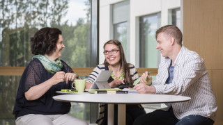 Digitaalisuus tarjoaa uusia mahdollisuuksia opiskelumuotojen ja materiaalien monimuotoisuuteen.