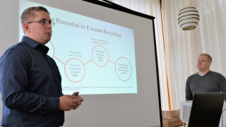 WeeeFinerin Elmeri Lahtinen ja Mikko Hänninen esittelivät yliopiston tutkimukseen perustuvan innovaation liikeideaa.