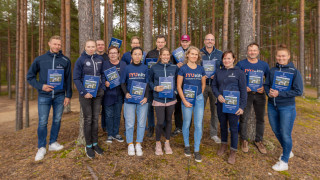 Liikuntateknologian yksikön henkilökunta poseeraa käsissään vastavalmistuneet selvitysraportit.