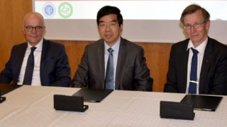 Yhteistyösopimuksen allekirjoittivat Jyväskylän yliopiston liikuntatieteellisen tiedekunnan dekaani Ari Heinonen ja vararehtori Henrik Kunttu, Shanghai Jiao Tong Universityn vararehtori Zhen Huang sekä Helsingin yliopiston vararehtori Pertti Panula ja lääketieteellisen tiedekunnan dekaani Risto Renkonen.