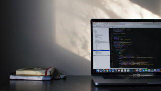 Ohjelmoinnin matematiikkaa kurssi antaa välineitä taitavaksi ohjelmoijaksi kehittymiseen ja täydentää helposti esimerkiksi lukion matematiikan opettajien osaamista.