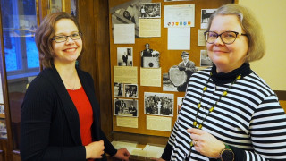 Mirva Huovinen (vas.) ja Piia Einonen uskovat, että uudistettu avoimen väylä antaa hakijalle historian opiskelusta hyvän käsityksen.