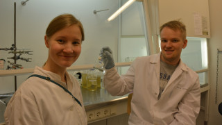 Pullossa on jätevesistä eristettyä mikromuovia, esittelevät gradun tehnyt Kalle Ryymin ja tutkija Pauliina Salmi Jyväskylän yliopiston bio ja ympäristötieteiden laitoksella.