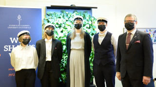 Jyväskylän yliopiston ylioppilaskunnan edustajat (vasemmalta oikealle) Jenni Suutari, Nelli Rauhala, Aija Hokkanen ja Elma Hyöky sekä rehtori Keijo Hämäläinen. Kuva: Tarja Vänskä-Kauhanen.