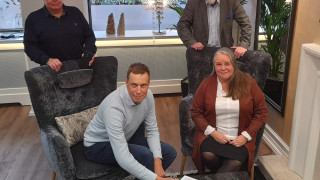 Kari Ahlbom, Ari Routti ja Antti Fredrikson Jyväskylän Kauppalaisseuran säätiöstä sekä Hanna-Leena Pesonen Jyväskylän yliopiston kauppakorkeakoulusta.