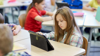 Koulutusteknologiatutkimusten johtopäätöksissä korostetaan toisinaan laitteiden ja sovellusten pedagogisia hyötyjä ja mahdollisuuksia, vaikka artikkelissa esitetyt tulokset eivät näitä tulkintoja tukisi, kertoo apulaisprofessori Pekka Mertala Jyväskylän yliopistosta. Kuvituskuva