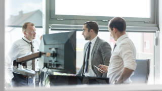 Työperäinen teknostressi on yleistä suomalaisilla työpaikoilla. Teknostressin kokemukseen vaikuttavat niin toimiala, työkokemus kuin sukupuoli. Tulosten perusteella miehet kokevat teknostressiä naisia herkemmin. (Kuvituskuva)