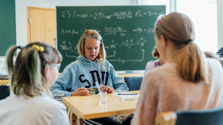 Uusi kirja tarjoaa näkökulmia siihen, kuinka koululaisia innostetaan luonnontieteiden, matematiikan ja teknologian opiskeluun. Kuva: Jyväskylän yliopisto
