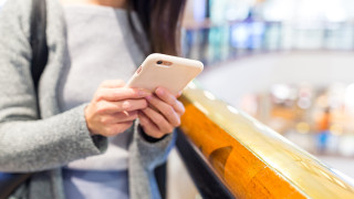 Kivijalkakauppaan astuessa ostopäätös on saatettu tehdä jo verkkokauppaa selatessa. Jyväskylän yliopiston hankkeen tavoitteena on lisätä ymmärrystä kuluttajakäyttäytymisestä fyysisen ja digitaalisen palveluympäristön muodostamassa kokonaisuudessa. Kuva: Mostphotos