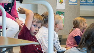 Oppilaita perinteisissä tiloissa Norssilla. Kuva Auli Dahlström