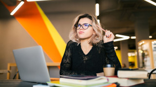 Uuden oppiminen tapahtuu aikaisempien kokemusten pohjalle. Siksi työyhteisöt ovat oppimisympäristöinä aikuisille erityisen merkityksellisiä.