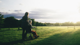 Syksyllä on luvassa osaamisen kehittämisen mahdollisuuksia vanhustyöhön. JYU avoimen yliopiston ja Diakoniaammattikorkeakoulun yhteinen opintotarjotin tuo joustavasti ja laajasti opintoja kaikkien ulottuville.