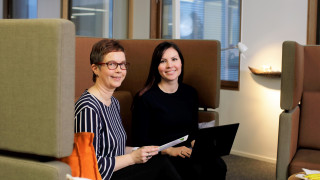 Paula Savela ja markkinointisuunnittelija Heli Joutsen