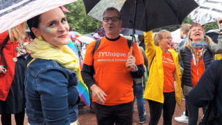 Viime vuoden Pride-kulkueeseen osallistui runsaasti JYU:n opiskelijoita ja henkilöstöä. Kuvassa toiminnanjohtaja Minna Oinas (JYY) ja rehtori Keijo Hämäläinen.