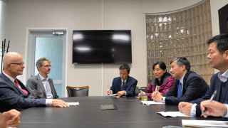 Jiangxin provinssin delegaatio, Jyväskylän yliopiston vararehtori Henrik Kunttu, ITtiedekunnan dekaani Pasi Tyrväinen ja professori Mikko Siponen