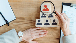 Syrjintää voi tapahtua työmarkkinoilla mm. rekrytointivaiheessa, jolloin esimerkiksi tiettyyn ryhmään kuuluvien työnhakijoiden työhön pääseminen vaikeutuu.