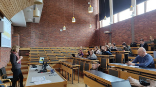 Tehokasta tiedotusta, neuvontaa ja ohjausta oli ideoimassa noin 25 henkilöä eri yliopistoista.