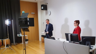 Jyväskylän avoimen yliopiston johtaja Jukka Lerkkanen ja hankkeen projektipäällikkö Paula Savela kertoivat avoimen väylän ja TRYhankkeen historiasta seminaaripäivän aluksi.