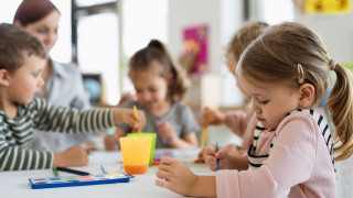 ”Yksityinen varhaiskasvatus tuo pedagogiseen johtajuuteen erityispiirteitä. Erityispiirteinä nähtiin yrittäjähenkisyys ja ammattiylpeys, vastuun ottaminen, läsnä oleminen, asiakkuus keskiössä ajatusmalli ja yhteistyö.”
