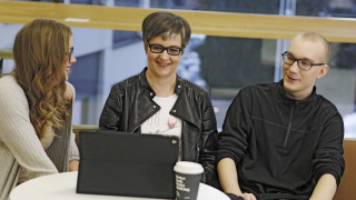 ”Minua auttoi se, että osioita oli pilkottu eikä tarvinnut kirjoittaa pitkää oppimistehtävää tai tenttiä mitään.”  opiskelijapalaute verkkokurssilta