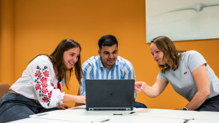 Työelämä on viestintää ja vuorovaikutusta. Mitä teemoja  ja miten sinä haluaisit niitä oppia? Vastaa kyselyyn ja vaikuta avointen opintojen suunnitteluun!