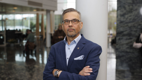 Jyrki Isokangas Jyväskylän yliopiston Agoran aulassa.