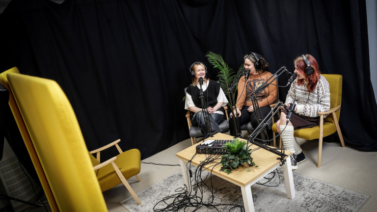 Emma Hakonen (vas.), Miisa Tikkanen ja Hanna Sorsa tekevät Vain Landella podcastia.
