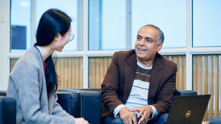 Kaksi henkilöä keskustelemassa Agoralla