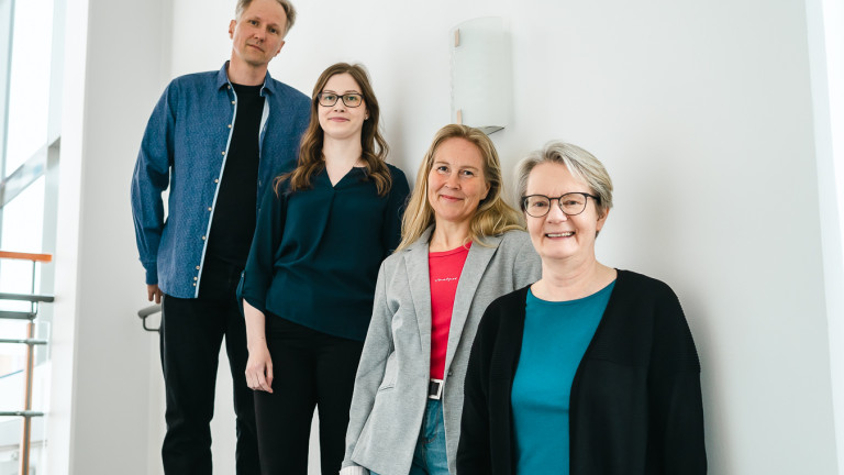 Avoimen yliopiston henkilöstöä Kokkolan yliopistokeskuksessa. Pekka Matilainen, Henna Turja, Sari Lehto ja Teija Rosenqvist