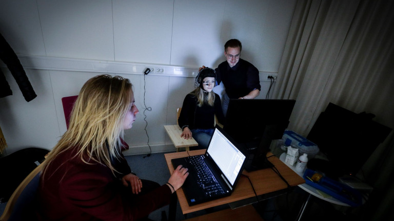 EEG-tutkimus meneillään aivotutkimuskeskuksen laboratoriossa.