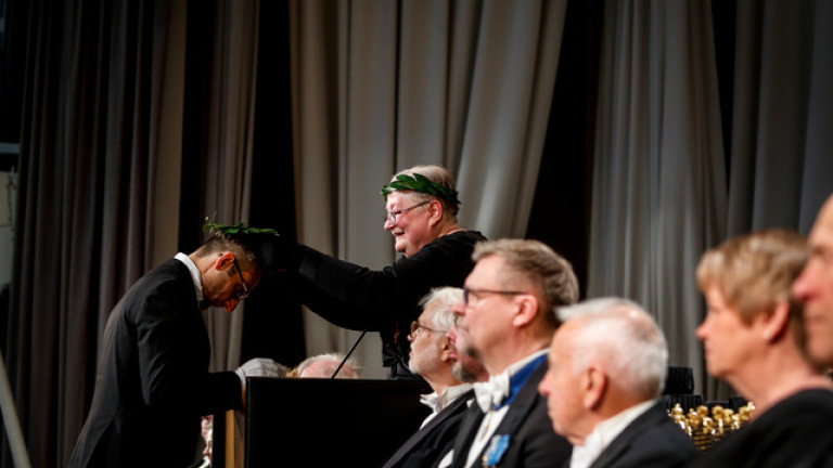 promoottori antaa tohtorille miekan