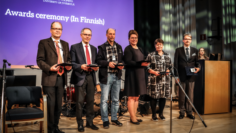 Kuvassa Informaatioteknologian tiedekunnassa ansioituneita henkilöitä vuonna 2023.