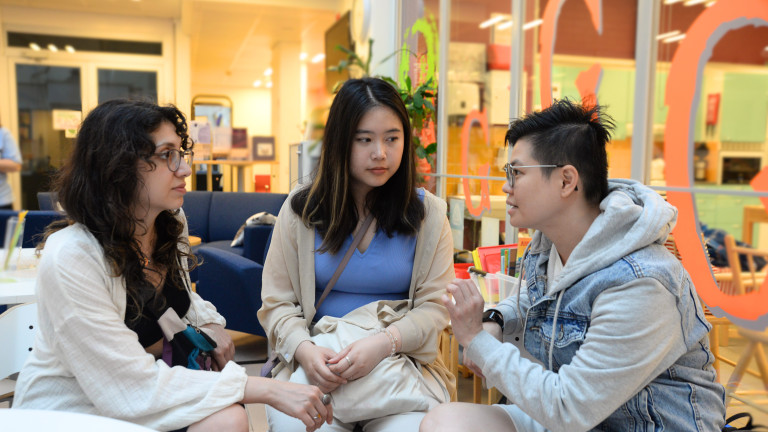 Kesäkurssin opiskelijat Aslı Bilge Aslan, Megan Shih ja Jesslyn Sophia Fong.