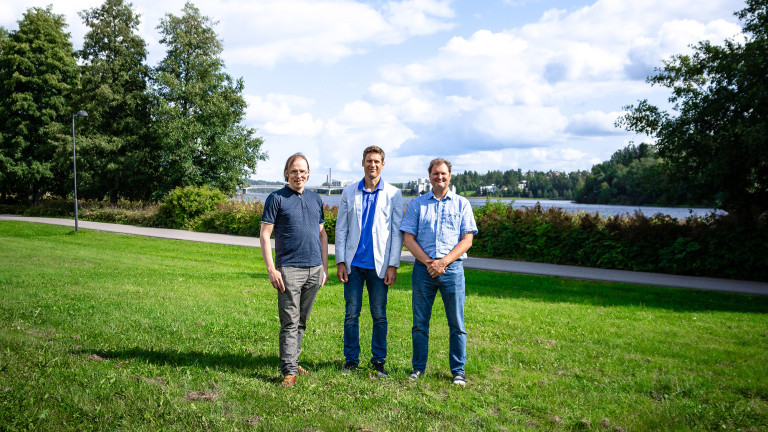 Heikki Karjaluoto, Tommi Kärkkäinen ja Ilkka Pölönen Agoran takapihalla Jyväsjärven rannassa.