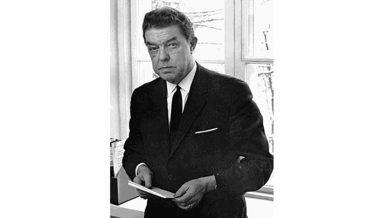 Valokuva kameraan katsovasta Niilo Mäestä