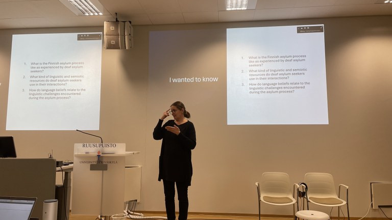 Nina Sivunen pitämässä avainluentoaan.