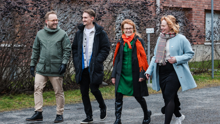 Henkilöstöä kampuksella  Staff on campus.