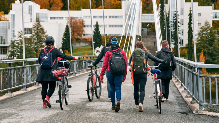 Nuoria kävelemässä
