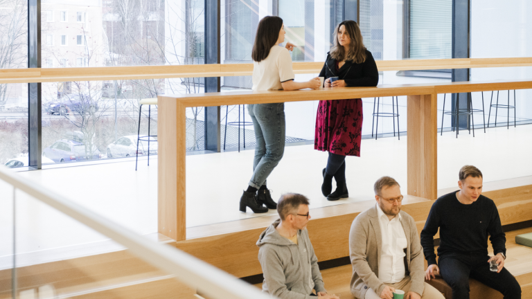 Viisi ihmistä Ruusupuiston portailla tai ylätasolla