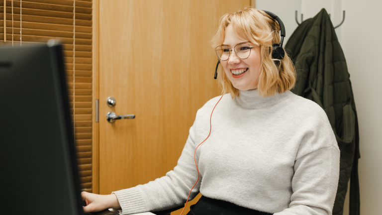 Nainen kuulokkeet päässä