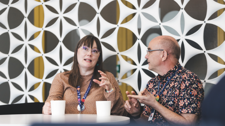 Kaksi  ihmistä keskustelee