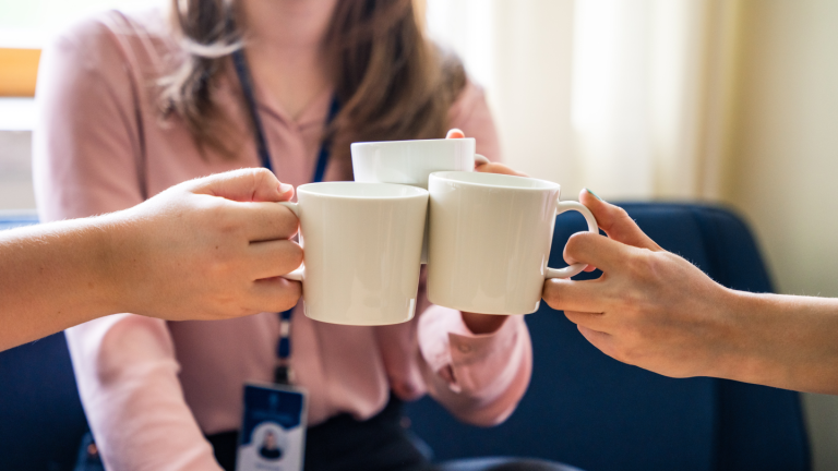 Kahvitteluhetki ja ihmisten käsiä