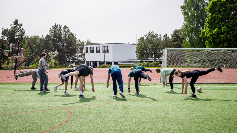 Ihmiset kuntoilemassa kentällä